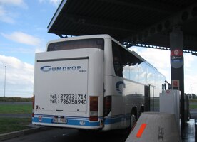 Náš Toulavý autobus právě tankuje v Holandsku