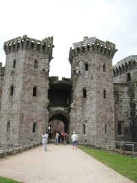 Vcházíme do hradu Raglan Castle