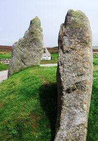 Jsou tu falešné menhiry,