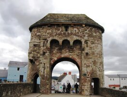 Ale brána na něm je jistě neobvyklá,