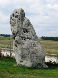 Station Stone vrhá stín při slunovratu do středu kruhu
