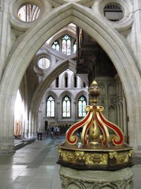 Mobiliář chrámu je pestrý a noblesní