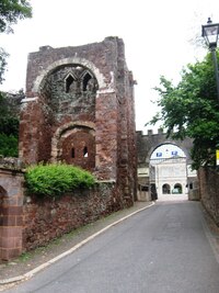 Ještě ruiny hradu a jeho opevnění a pak už...