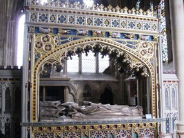 I mrtvé tu jistě německé bombardování rušilo