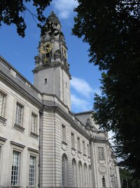 s marně se tudíž ukrývá v korunách stromů