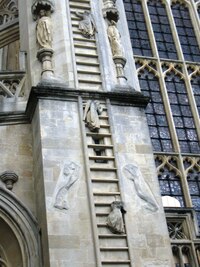 s neobvyklým Žebříkem andělů v průčelí