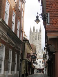 Průhledem je vidět věž katedrály (už tušíte, kde jsme ?)