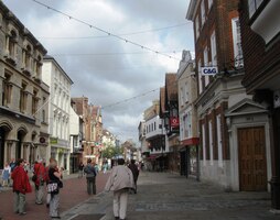 od níž vede malebná ulice High Street