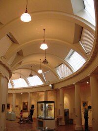 zatímco výstavní sály vypadají takto