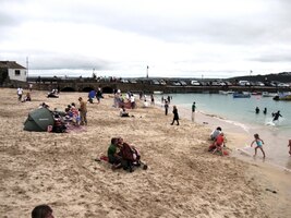 Zato pláž se i v podvečer hemží dětmi