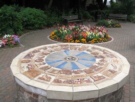 poblíž barevné směrové růžice