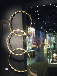 a zde tři masivní zlaté kruhy (možná kouzelnické)