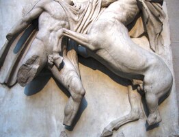 s detailem řeckého hrdiny a koně (nebo je to jelen?)