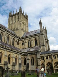 Tady je pohled na katedrálu z její křížové chodby