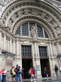 s portálem, kterým denně procházejí tisíce lidí