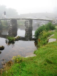 Ponurá řeka se starým kamenným můstkem