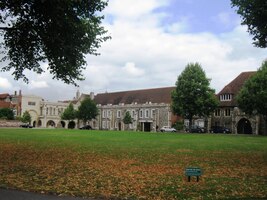Pohled na rozlehlý klášter (Monastery) se školami (Schools)