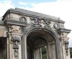 a tak jdeme k radnici - tohle je její portikus