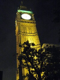 Hodinová ručička na věži Big Ben se blíží k půlnoci