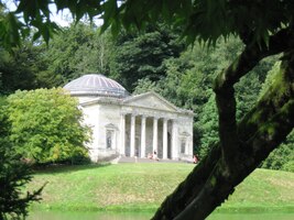 Zde jeden z mnoha pavilonů