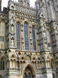 Je to hotová sochařská tlačenice až přetlak