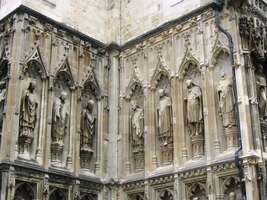 i celé velké plochy její fasády