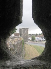 Střílnou v baště hledíme na město