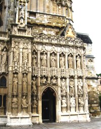 Toto je sice jen její vedlejší vchod,