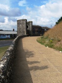 a pokračujeme přímo po hradbách opevnění