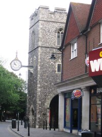 Na prahu města stojí brána St.Georges Tower,