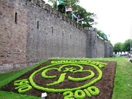 s dlouhými zdmi mohutného opevnění