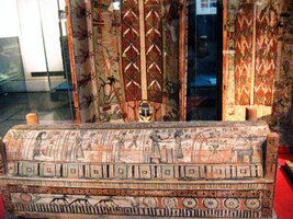 Zde jsou na ně dřevěné schrány - vlastně rakve