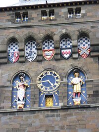 s orlojem, svatými a erby velšských hrabství