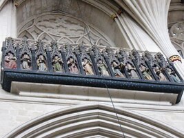 Vyhrává k tomu 12 nebeských hudebníků - andělů