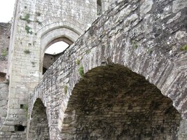 Tady je pohled zpod hradního mostu