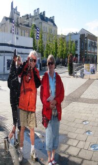 V zrcadlech hypermoderních staveb se tu shlíží kdejaký hubeňour