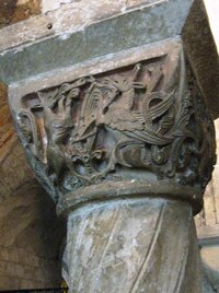 se zdobnými hlavicemi sloupů