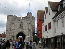 Na konci korza stojí brána St.Peter