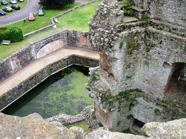 a hlubokým vodním příkopem