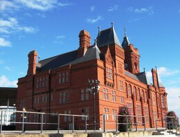 U přístavu stojí budova admirality Pierhead Building