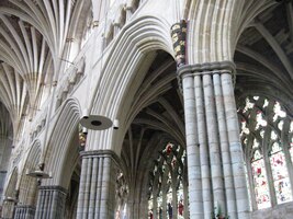 a kráčet pod slavobránami gotických oblouků