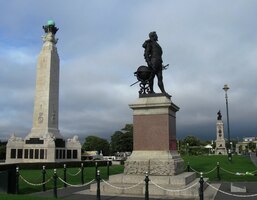 Vlevo pomník námořnictvu, vpravo letectu