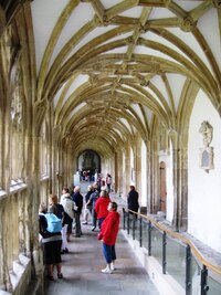 a v přilehlých ambitech