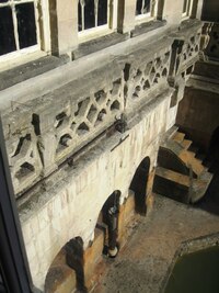 a pod ní zbytky bývalých římských lázní