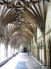 Zde je průhled křížovou chodbou