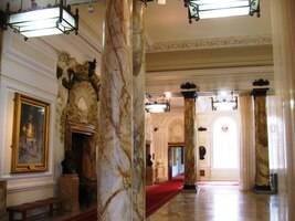 Projde se nejprve krátkou chodbou