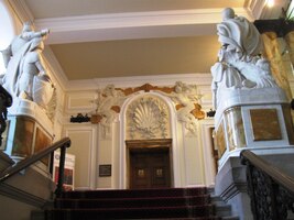 a schody do vstupní haly