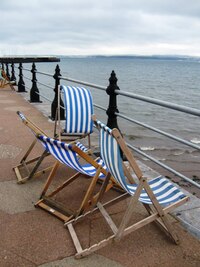 a lehátka zejí prázdnotou