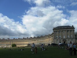 a zde to pravé. Ano, věhlasné Royal Crescent
