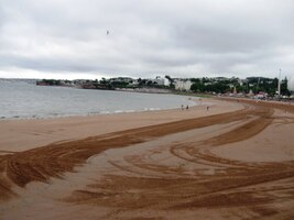 Písek na pláži je zbarven do červena